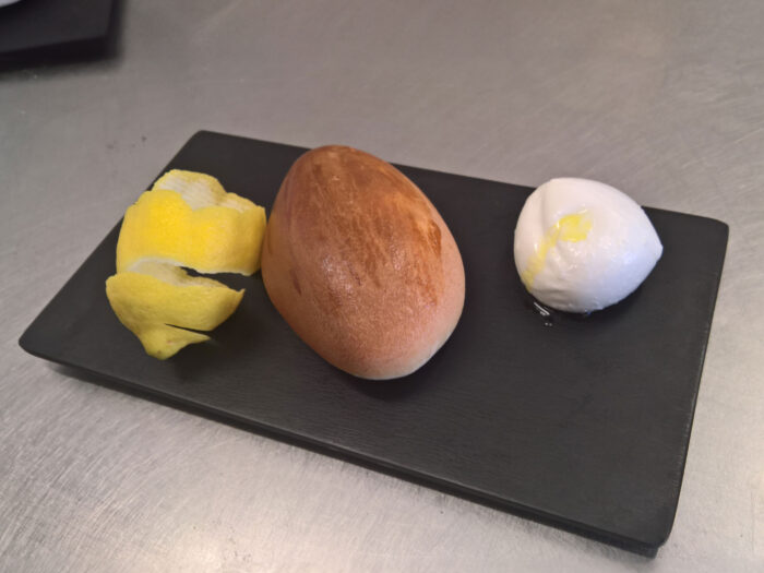 Maritozzetto salato all’acqua di mozzarella di bufala e limone